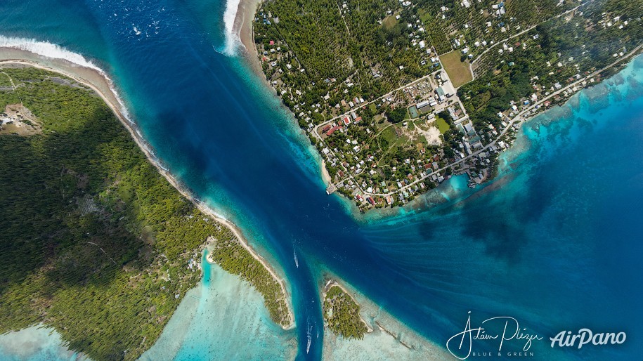 Avatoru Pass. Rangiroa, French Polynesia