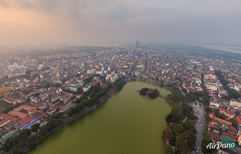 Hoàn Ki?m Lake (Lake of the Returned Sword)