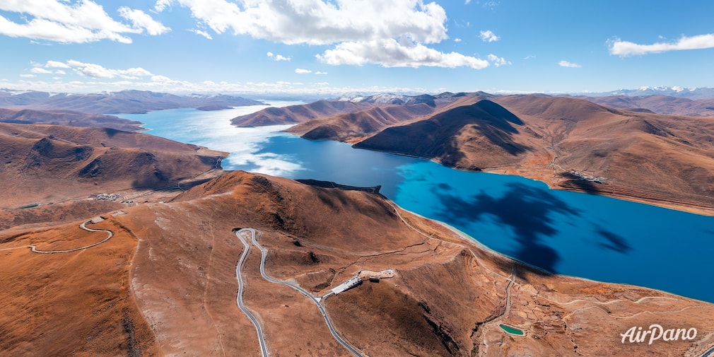 Yamdrok Yumtso lake