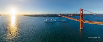 Tagus River, 25 de Abril Bridge