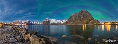 Under the northern lights, Reine