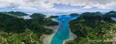 Between the islands Huahine-Nui and Huahine-Iti